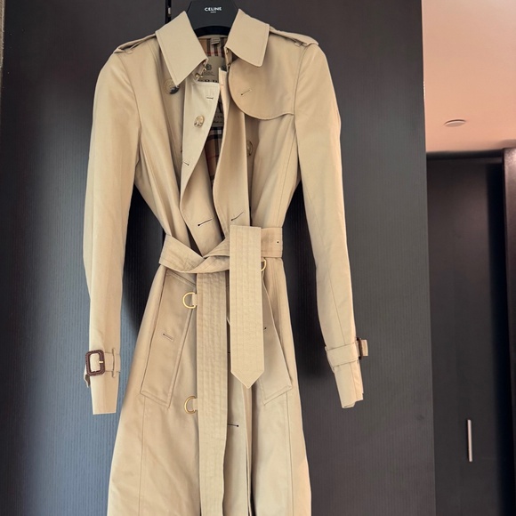 Iconic Burberry Trenchcoat - Picture 1 of 7
